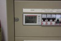 A gépterem fogyasztásmérő műszere: a bekapcsolás utáni áram/fogyasztás.